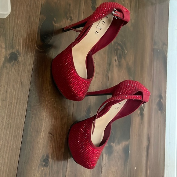 modern Alice in WonderlandJust Fab Red sequin 4.5 inches high heel pump size 6 - Picture 1 of 4